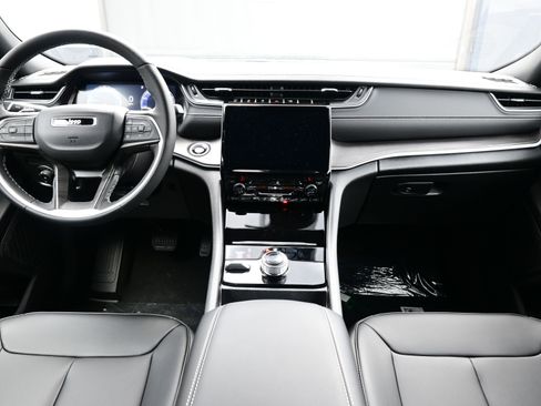 New 2025 Jeep Grand Cherokee Limited w/ Black Appearance Package image 9