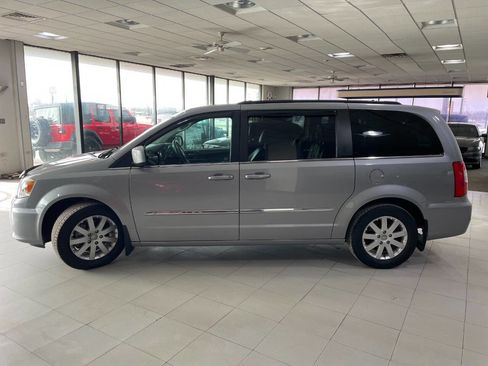 Used 2014 Chrysler Town & Country Touring image 4