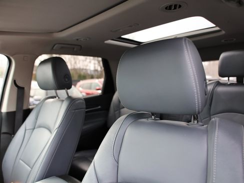 Used 2020 Buick Enclave Essence image 19