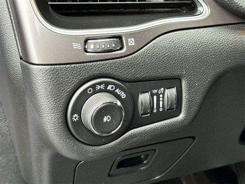 Used 2020 Jeep Cherokee Latitude Plus image 26