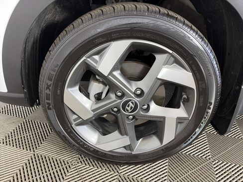 Used 2025 Hyundai Venue Limited image 13
