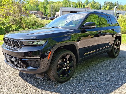Certified 2023 Jeep Grand Cherokee Limited w/ Black Appearance Package AWD/4WD image 3