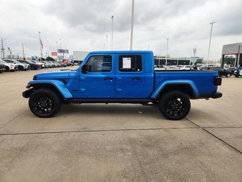 Used 2025 Jeep Gladiator Sport AWD/4WD image 4