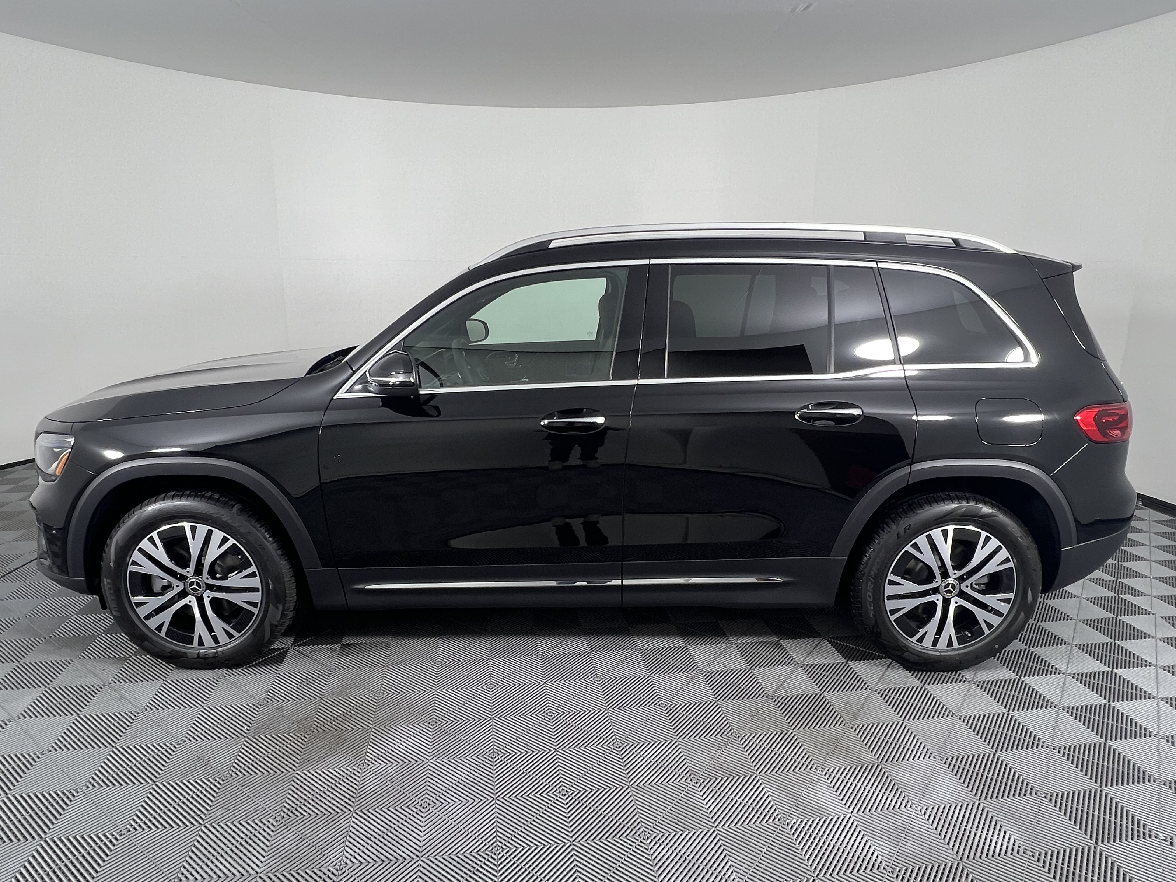 Used 2025 Mercedes-Benz GLB 250 4MATIC image 9
