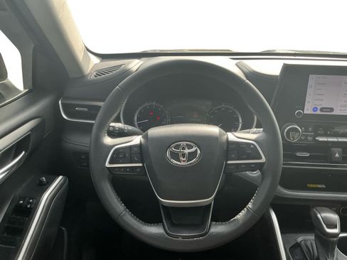 Used 2023 Toyota Highlander XLE image 11