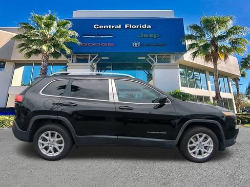 Used 2017 Jeep Cherokee Latitude w/ Comfort/Convenience Group FWD image 4