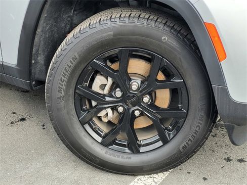 New 2025 Jeep Grand Cherokee Altitude image 9