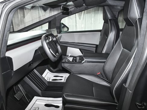 Used 2025 Tesla Cybertruck AWD Crew Cab image 50