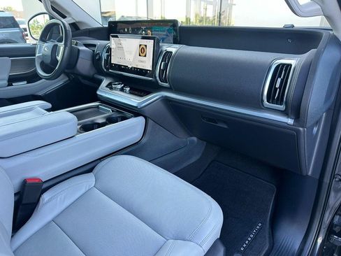 Used 2025 Ford Expedition Max Platinum w/ Driver's Package AWD/4WD image 16