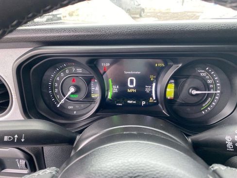 Used 2025 Jeep Wrangler Willys image 19