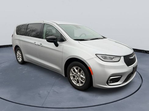 Used 2024 Chrysler Pacifica Touring-L image 1