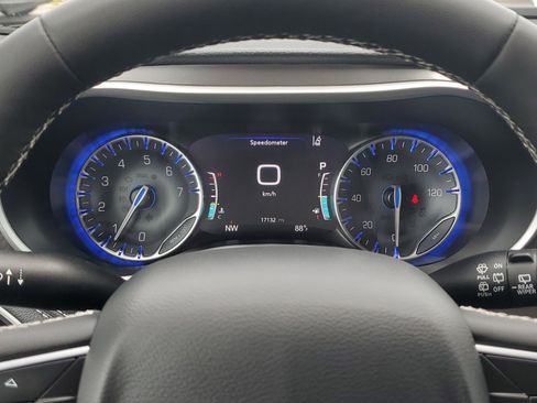 Used 2025 Chrysler Pacifica Select FWD image 23