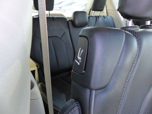 Used 2020 Chrysler Pacifica Limited FWD image 48