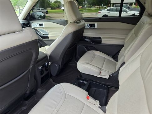 Used 2020 Ford Explorer Platinum w/ Premium Technology Package AWD/4WD image 18