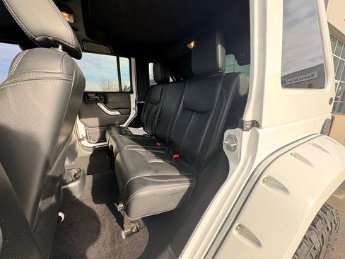Used 2015 Jeep Wrangler Unlimited Rubicon image 10