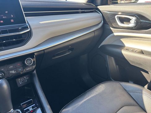 Used 2025 Jeep Compass Limited image 36