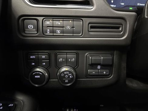 Used 2024 GMC Yukon XL SLT image 25