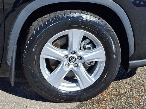 Used 2021 Toyota Highlander LE image 8