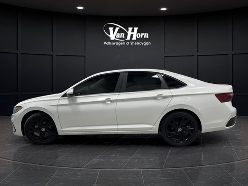 Used 2025 Volkswagen Jetta SE w/ Sunroof Package FWD image 4