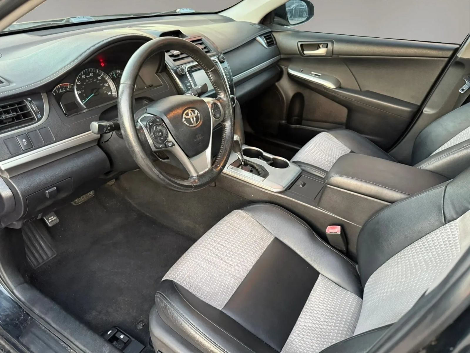 Used 2012 Toyota Camry SE FWD image 10