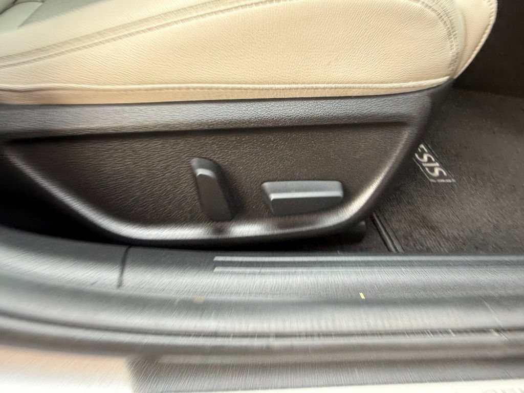 Used 2022 Genesis G70 2.0T RWD image 19