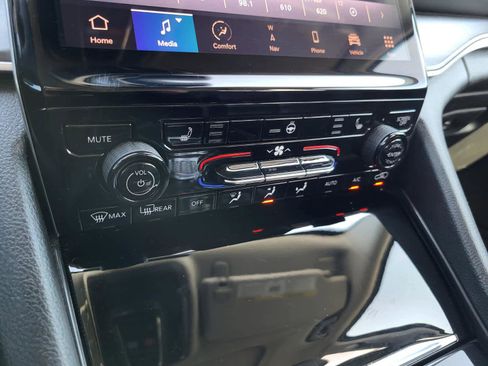 Used 2024 Jeep Grand Cherokee Limited image 22