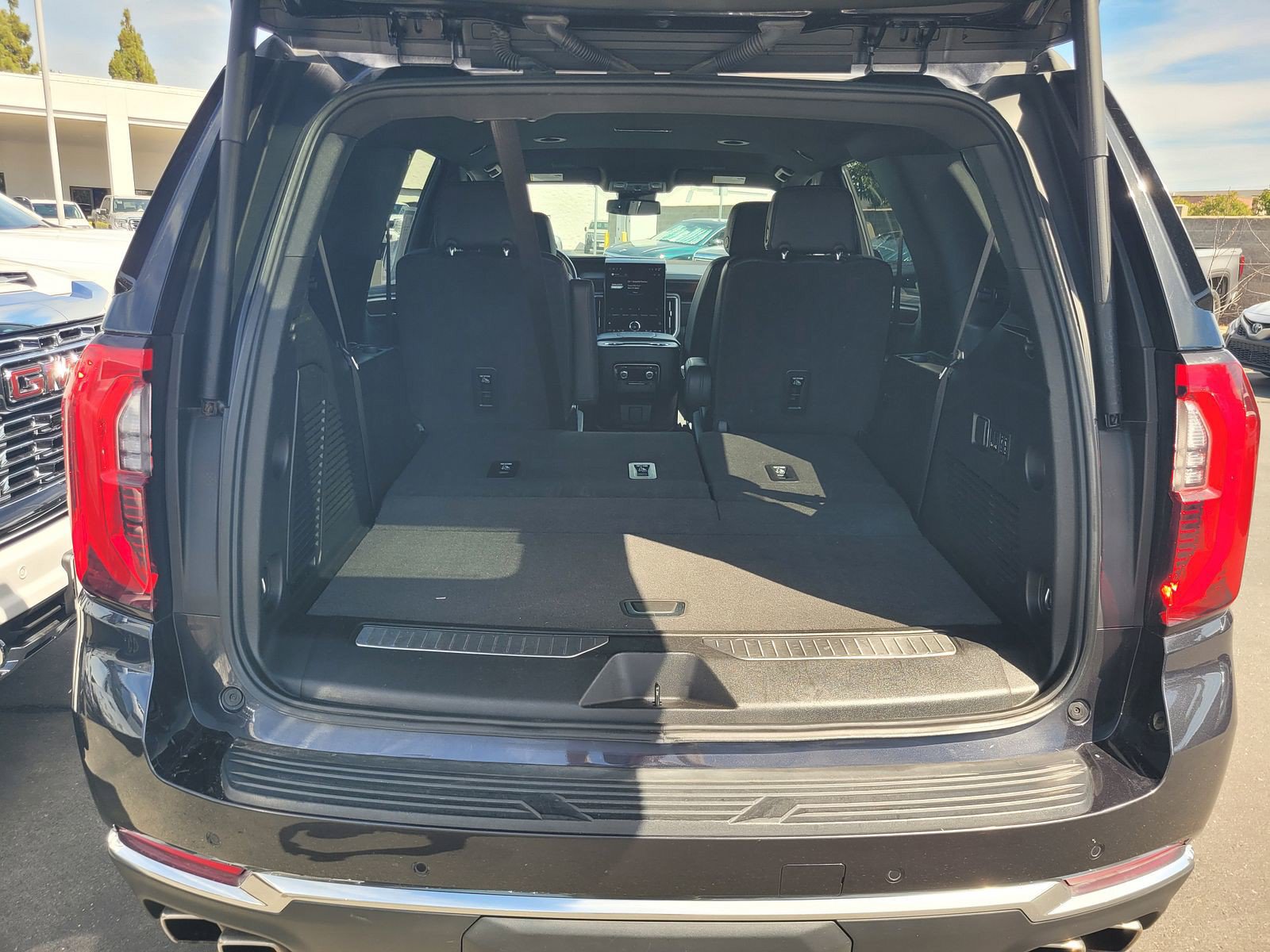 Used 2025 GMC Yukon Denali AWD/4WD image 7