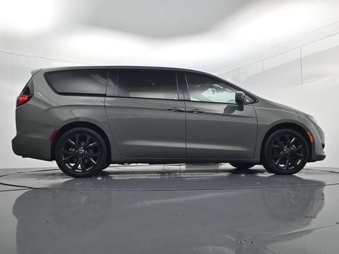 Used 2020 Chrysler Pacifica Touring w/ Advanced Safetytec Group FWD image 39