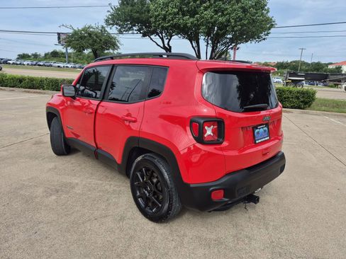 Used 2019 Jeep Renegade Latitude FWD image 8