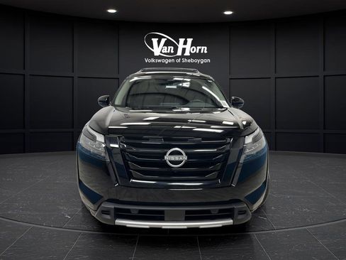 Used 2025 Nissan Pathfinder SL w/ Black Appearance Package FWD image 2