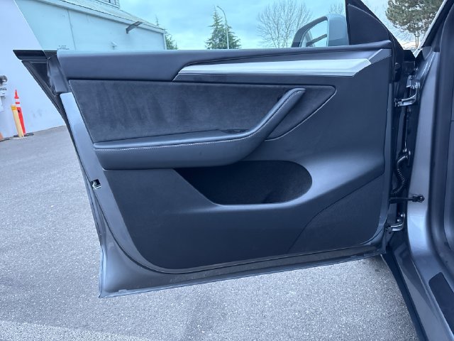 Used 2025 Tesla Model Y Long Range RWD image 15