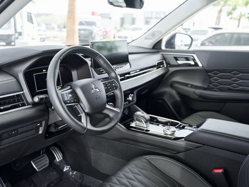 Used 2025 Mitsubishi Outlander SEL image 2