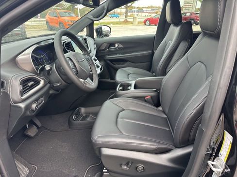 New 2026 Chrysler Pacifica Select image 60
