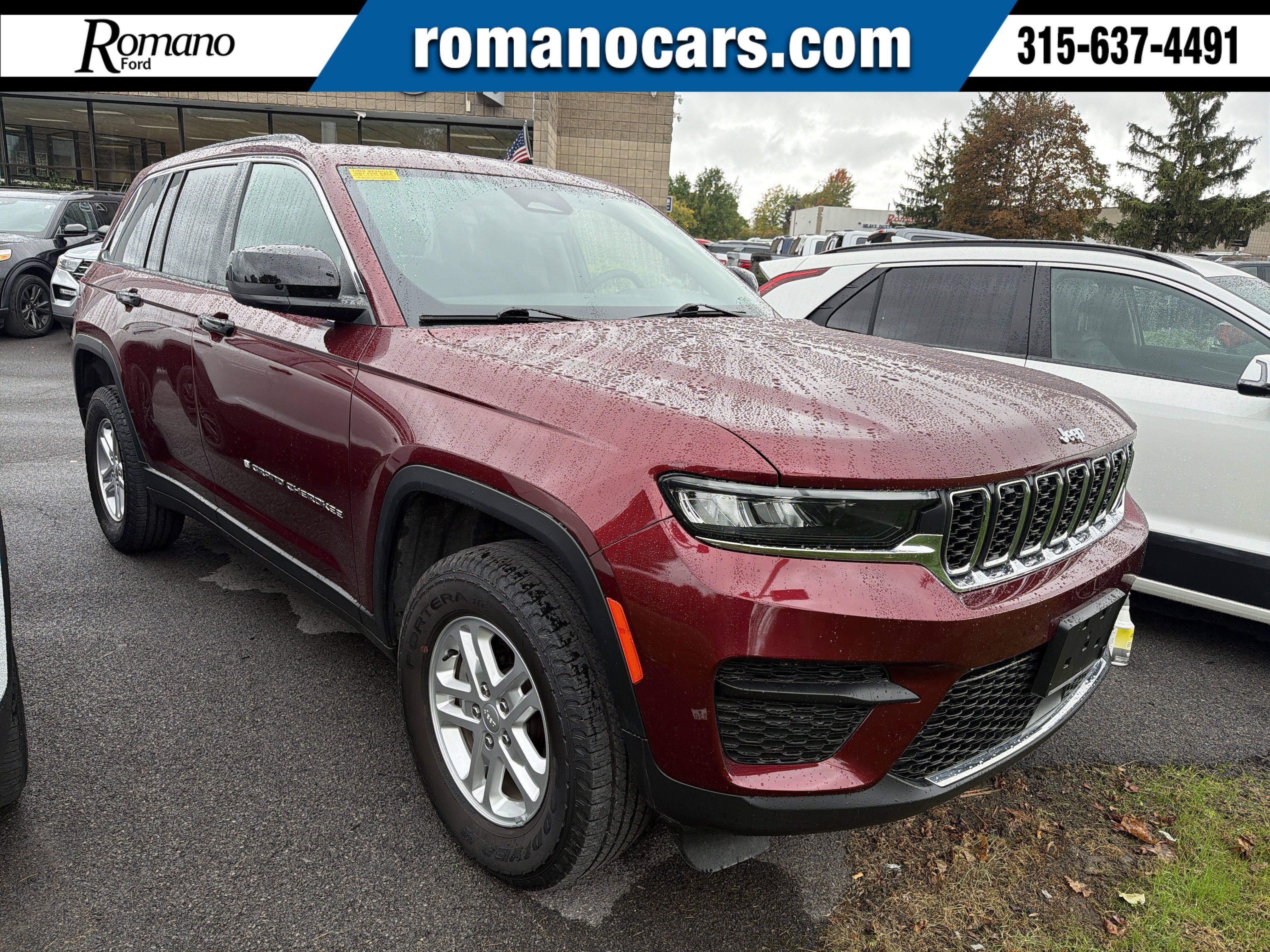Used 2024 Jeep Grand Cherokee Laredo AWD/4WD image 1