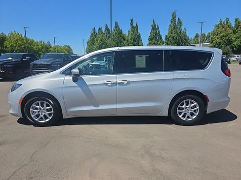 Used 2022 Chrysler Voyager LX FWD image 2