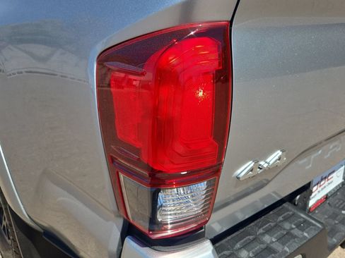 Used 2022 Toyota Tacoma SR5 w/ Technology Package AWD/4WD image 32