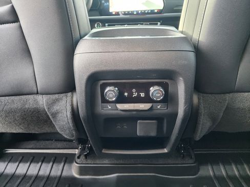 Used 2025 Chevrolet Traverse RS image 18