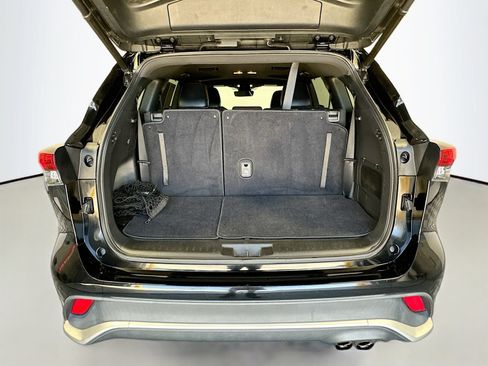 Used 2021 Toyota Highlander XSE FWD image 25