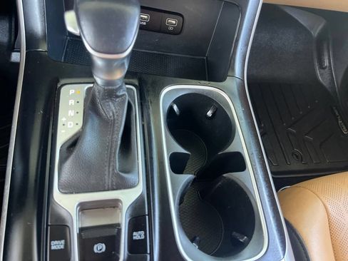 Used 2023 Kia Carnival LX FWD image 17