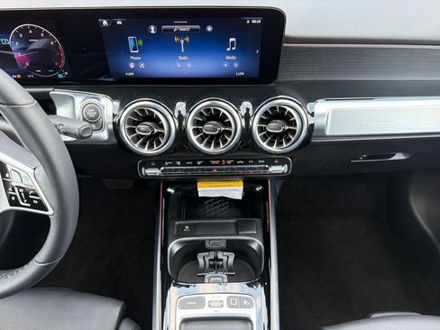 Used 2025 Mercedes-Benz GLB 250 image 20