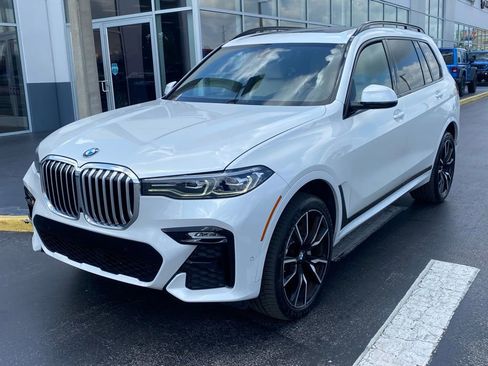 Used 2022 BMW X7 xDrive40i w/ M Sport Package AWD/4WD image 4