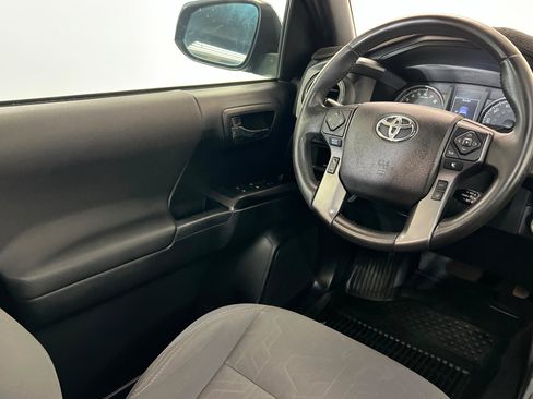 Used 2019 Toyota Tacoma TRD Off-Road w/ Technology Package AWD/4WD image 11