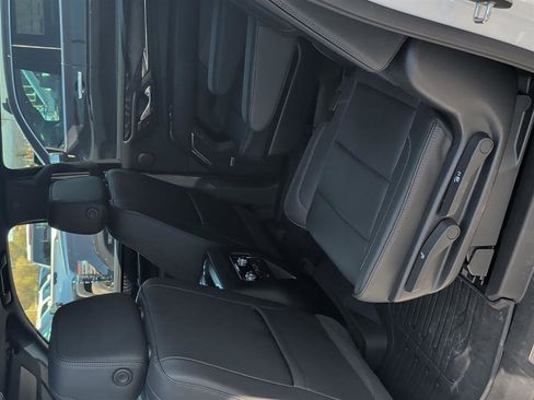 Used 2023 GMC Yukon XL Denali AWD/4WD image 10