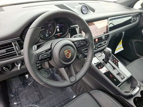 Used 2025 Porsche Macan image 4