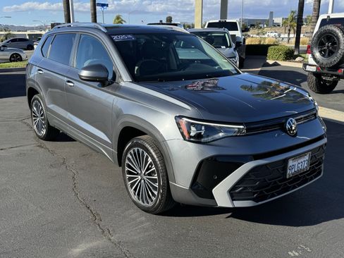 Certified 2025 Volkswagen Taos SE image 2