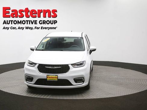 Used 2023 Chrysler Pacifica Touring-L image 52