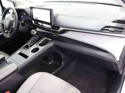 Used 2025 Toyota Sienna XLE FWD image 38