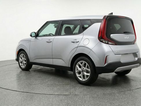 Used 2025 Kia Soul LX w/ LX Technology Package FWD image 6