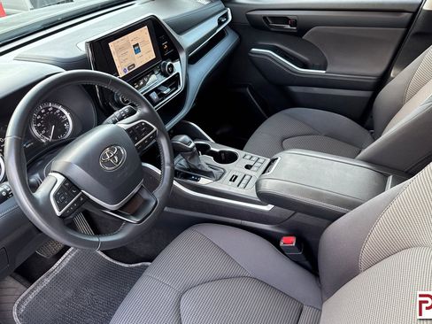 Used 2024 Toyota Highlander LE image 11