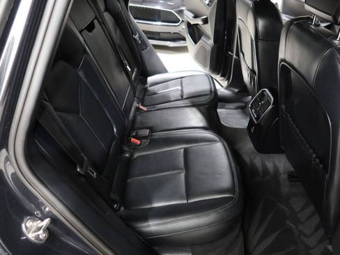 Used 2024 Porsche Macan AWD/4WD image 15